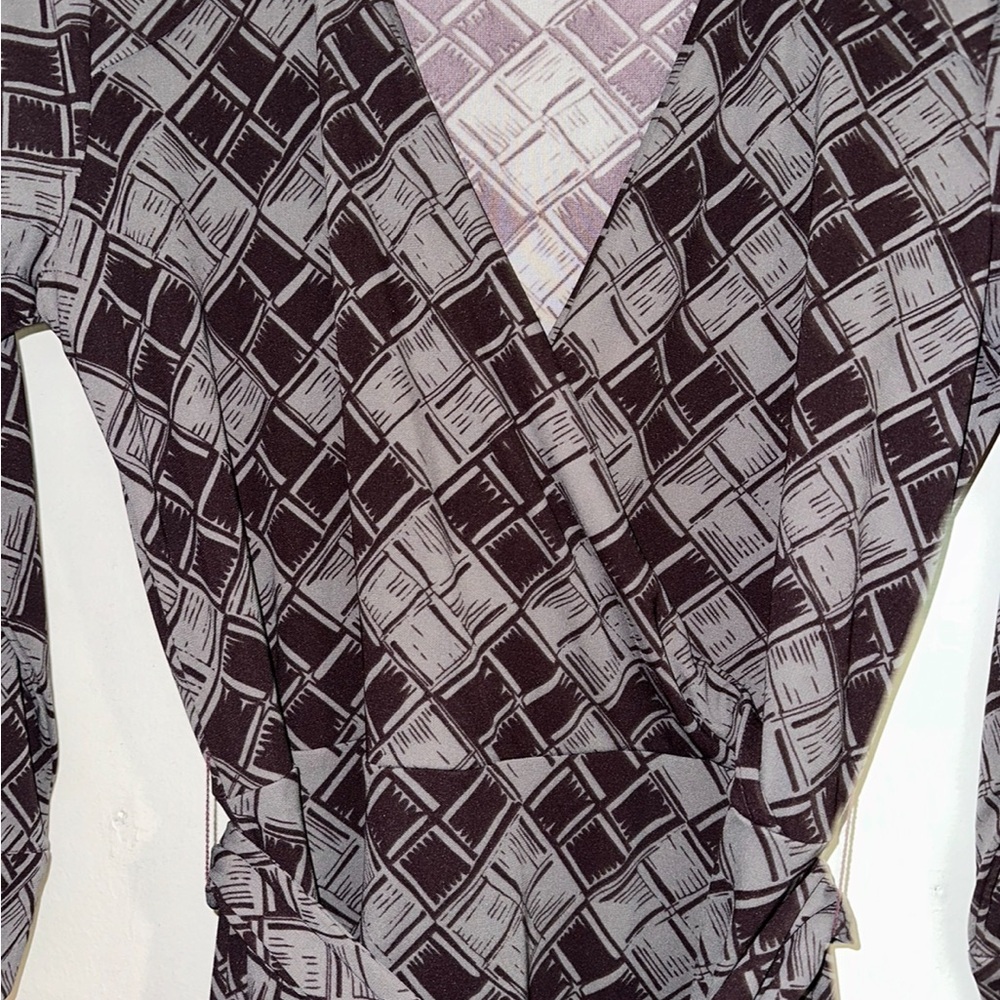 Gray/purple printed polyester/spandex fitted belted dress